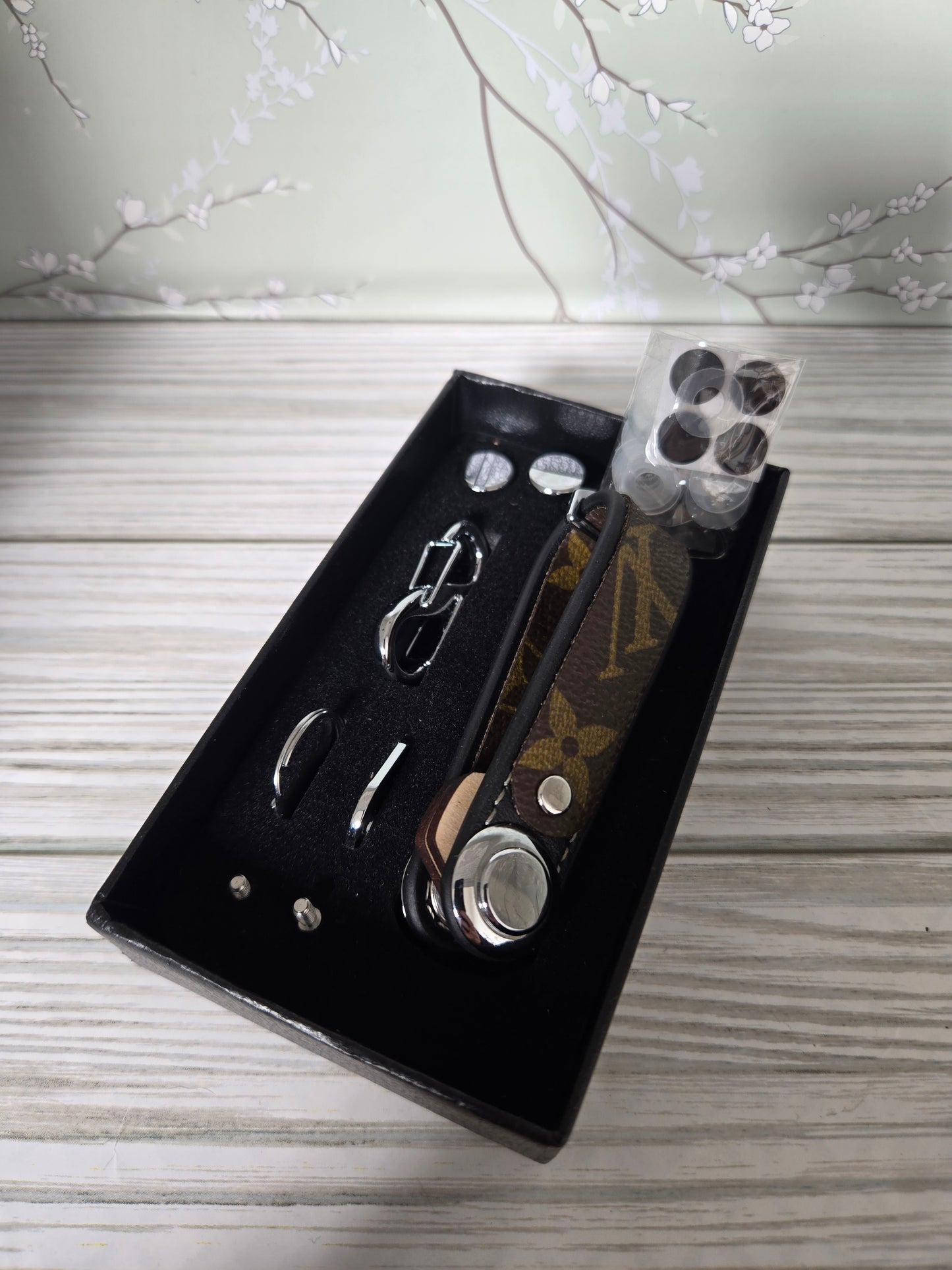 Multi-key holder with keyfob ring attachment/hook and extras included with box! Upcycled.