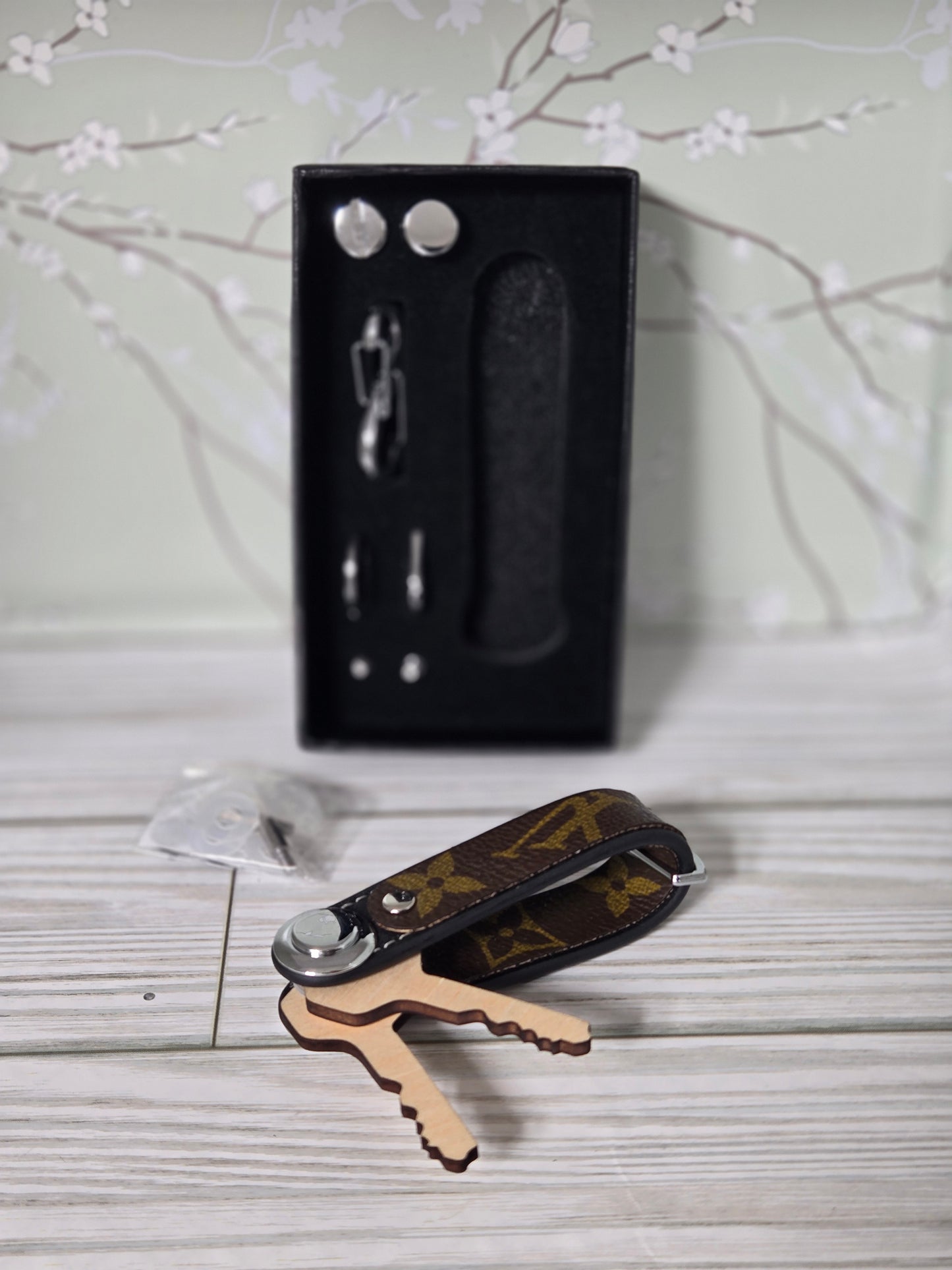 Multi-key holder with keyfob ring attachment/hook and extras included with box! Upcycled.
