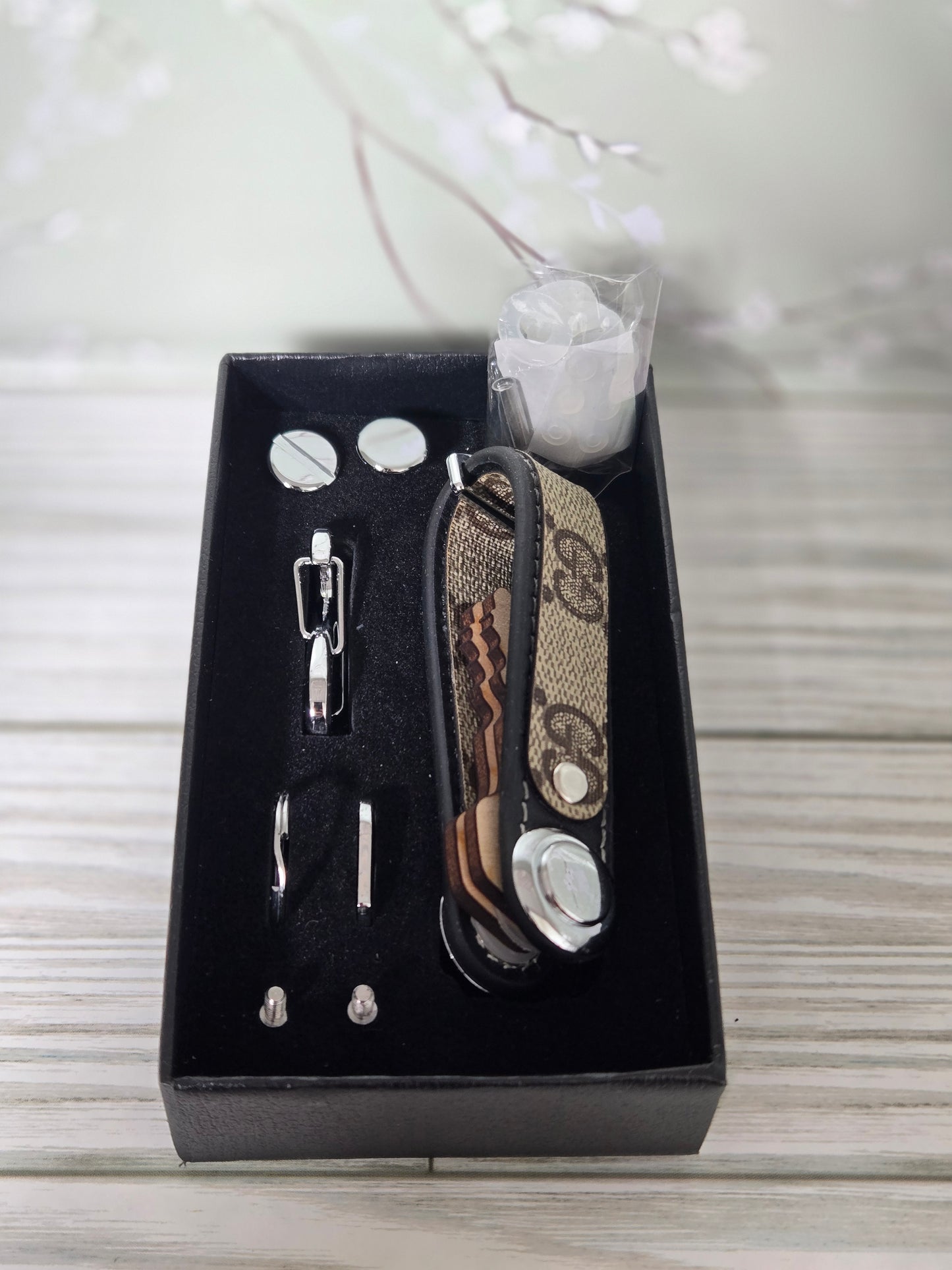 Multi-key leather holder with keyfob ring attachment/hook and extras included with box! Upcycled!