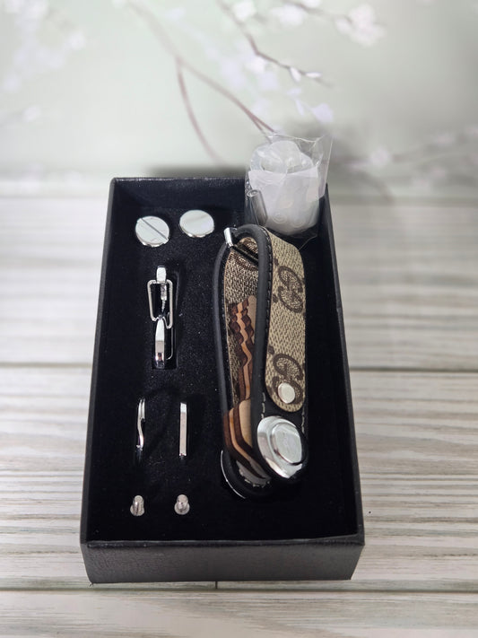 Multi-key leather holder with keyfob ring attachment/hook and extras included with box! Upcycled!