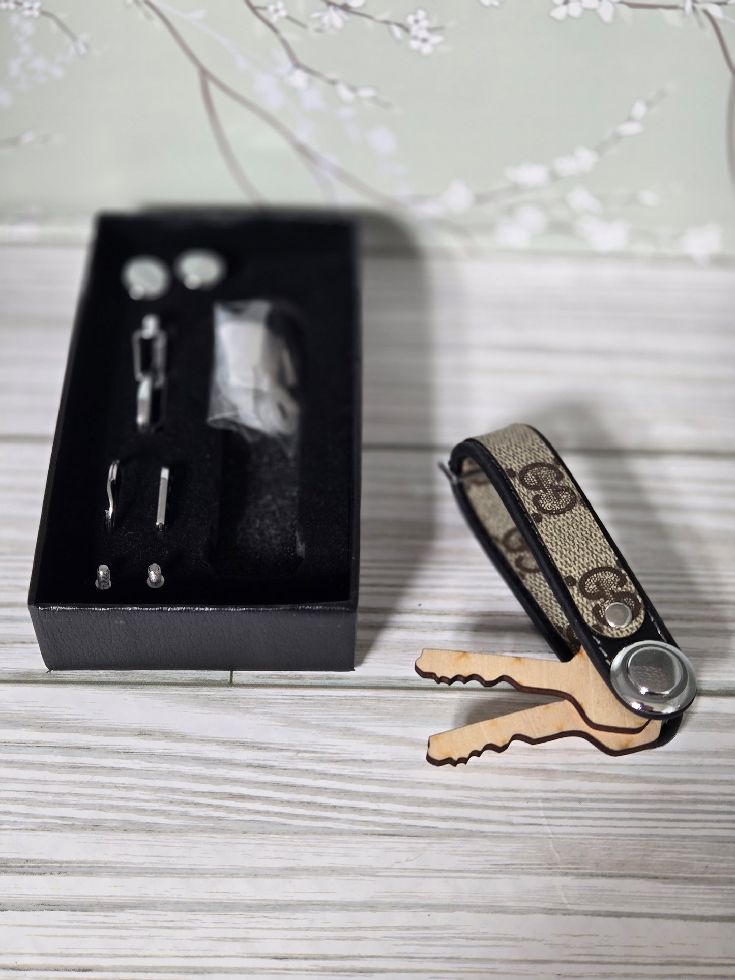 Multi-key leather holder with keyfob ring attachment/hook and extras included with box! Upcycled!