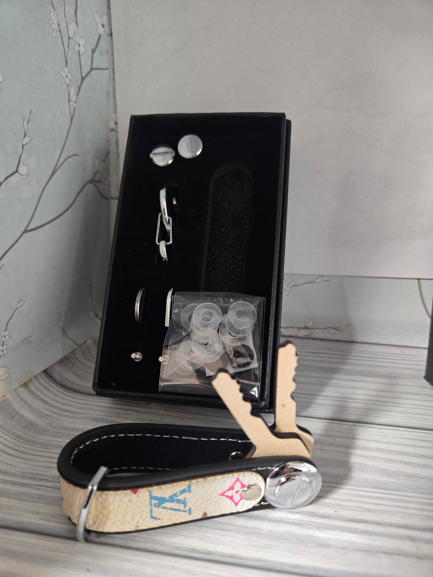 Upcycled keyholder with bow & accessories