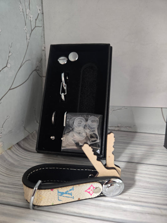Upcycled keyholder with bow & accessories
