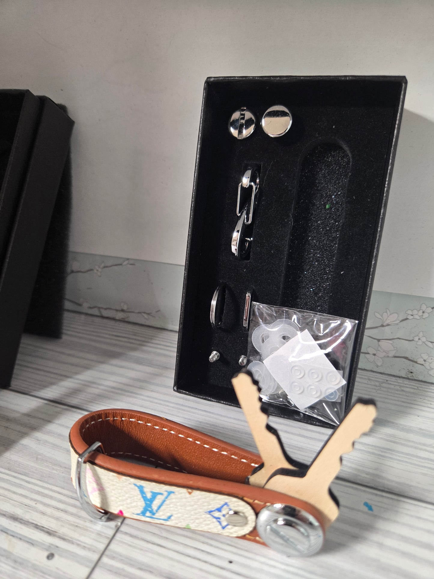 Upcycled keyholder with bow & accessories