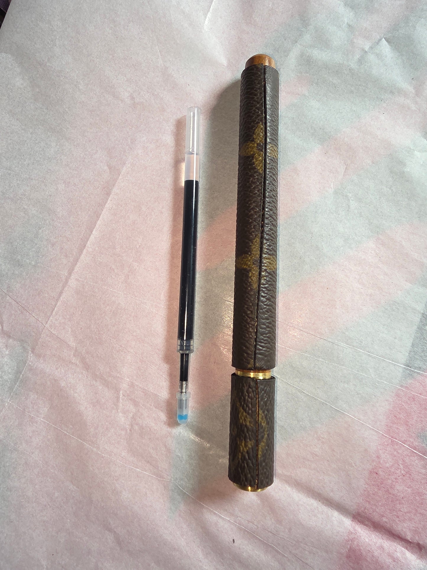 4 big upcycled pill cases, 10 upcycled pens, and 4 tassles.