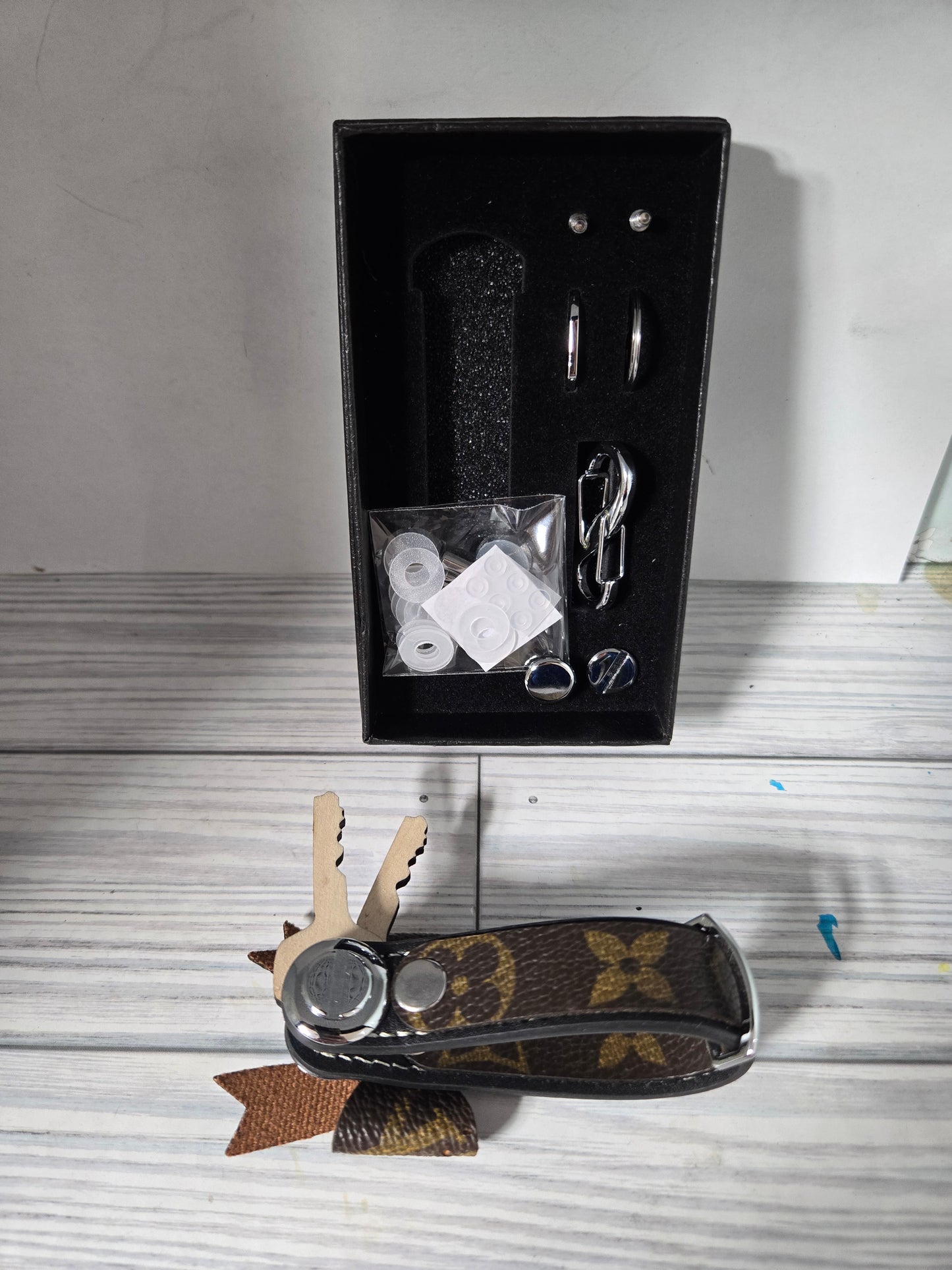Upcycled keyholder with bow & accessories