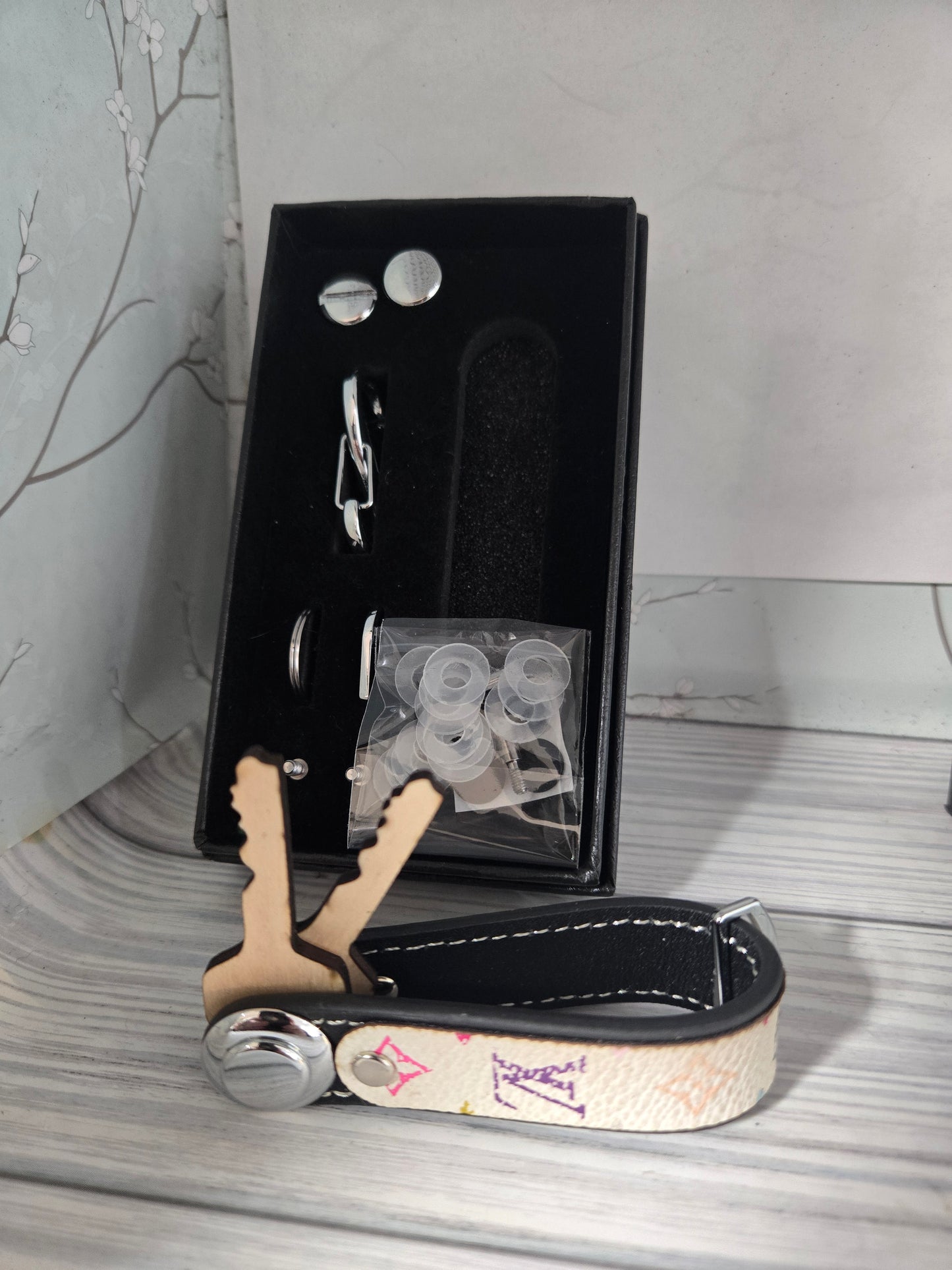 Upcycled keyholder with bow & accessories