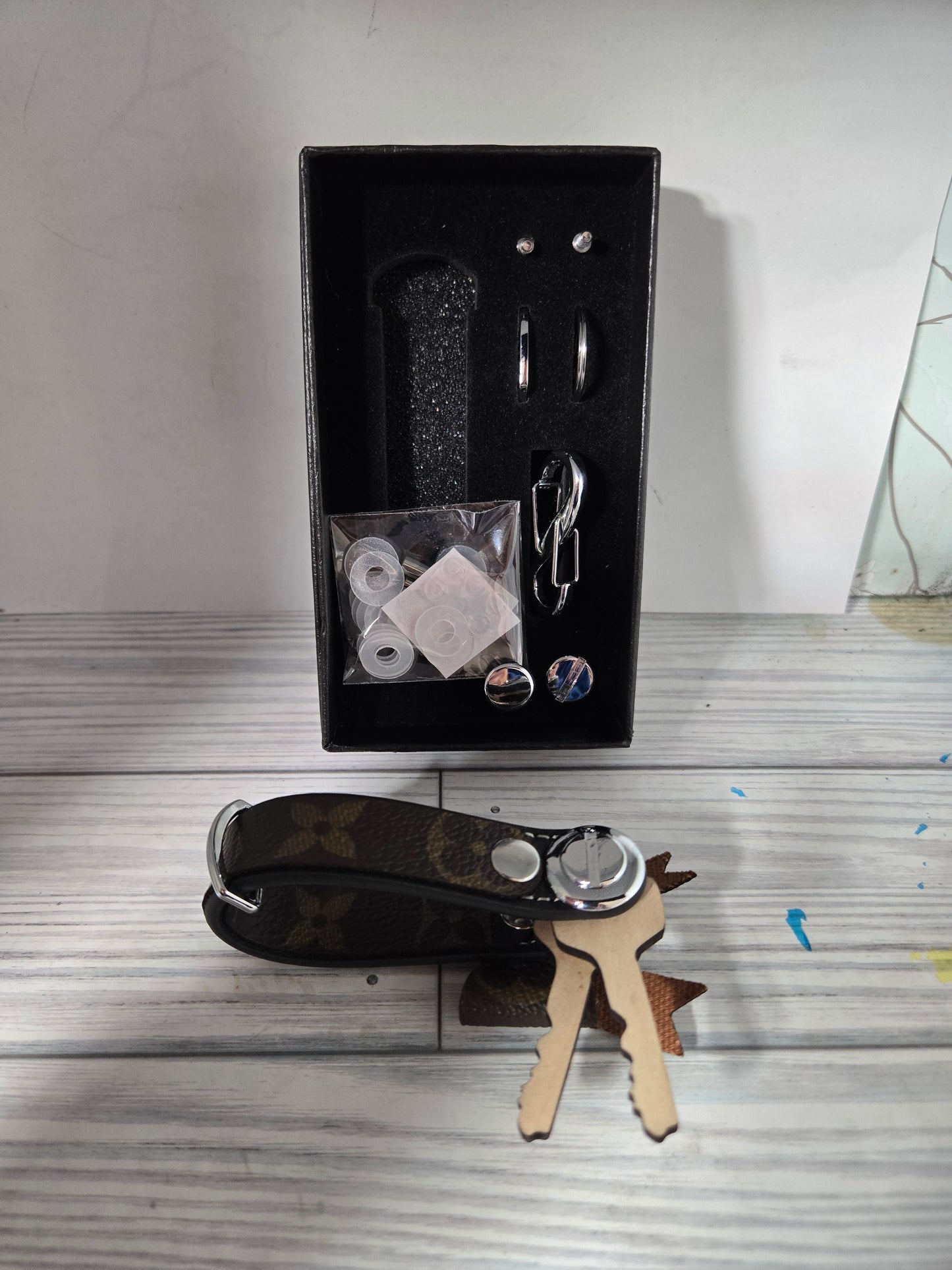 Upcycled keyholder with bow & accessories