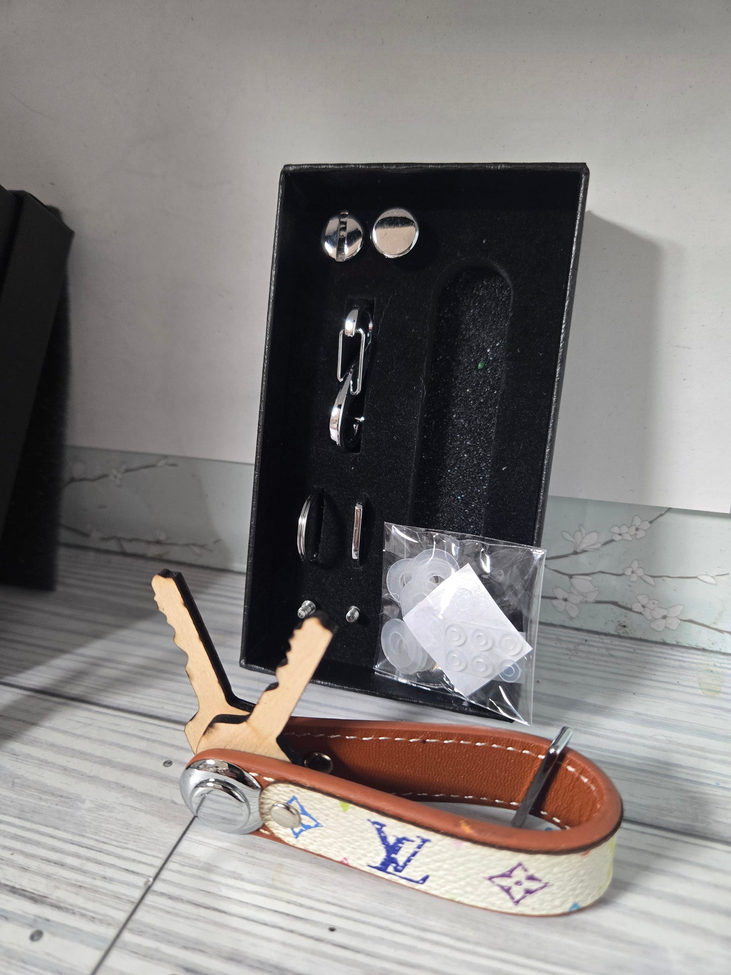 Upcycled keyholder with bow & accessories