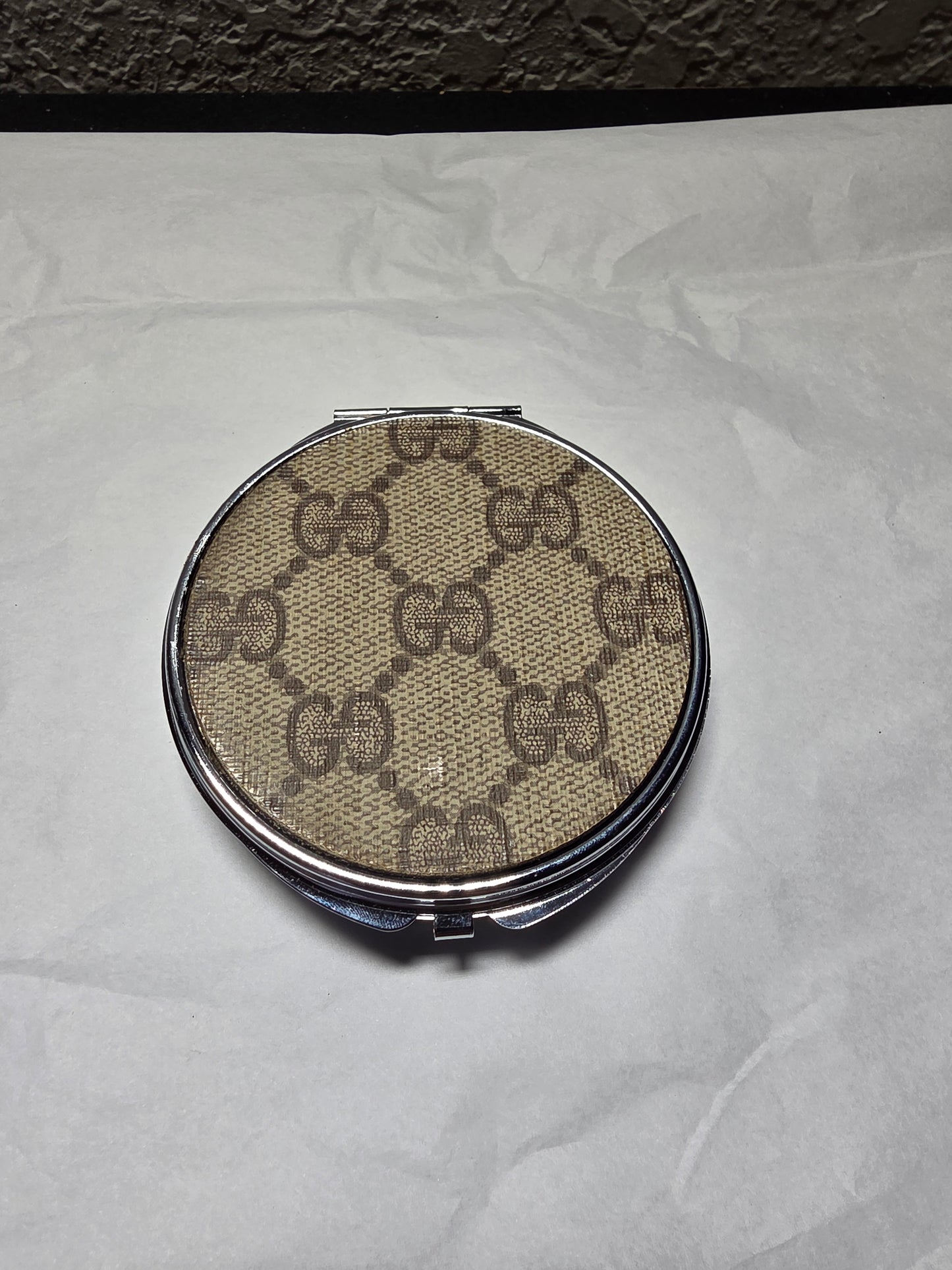 4 big upcycled pill cases, 10 upcycled pens, and 4 tassles.